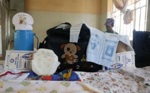  / Kemisa Hidaya (Uganda) dobila je spisak na kome se nalaze i mušeme za krevet, deset pari rukavica, par žileta, vata, deterdžent za pranje operacione sale, flaša sredstva za dezinfekciju, flašu i lavor za kupanje i uriniranje, termos, šolje, toaletni papir
